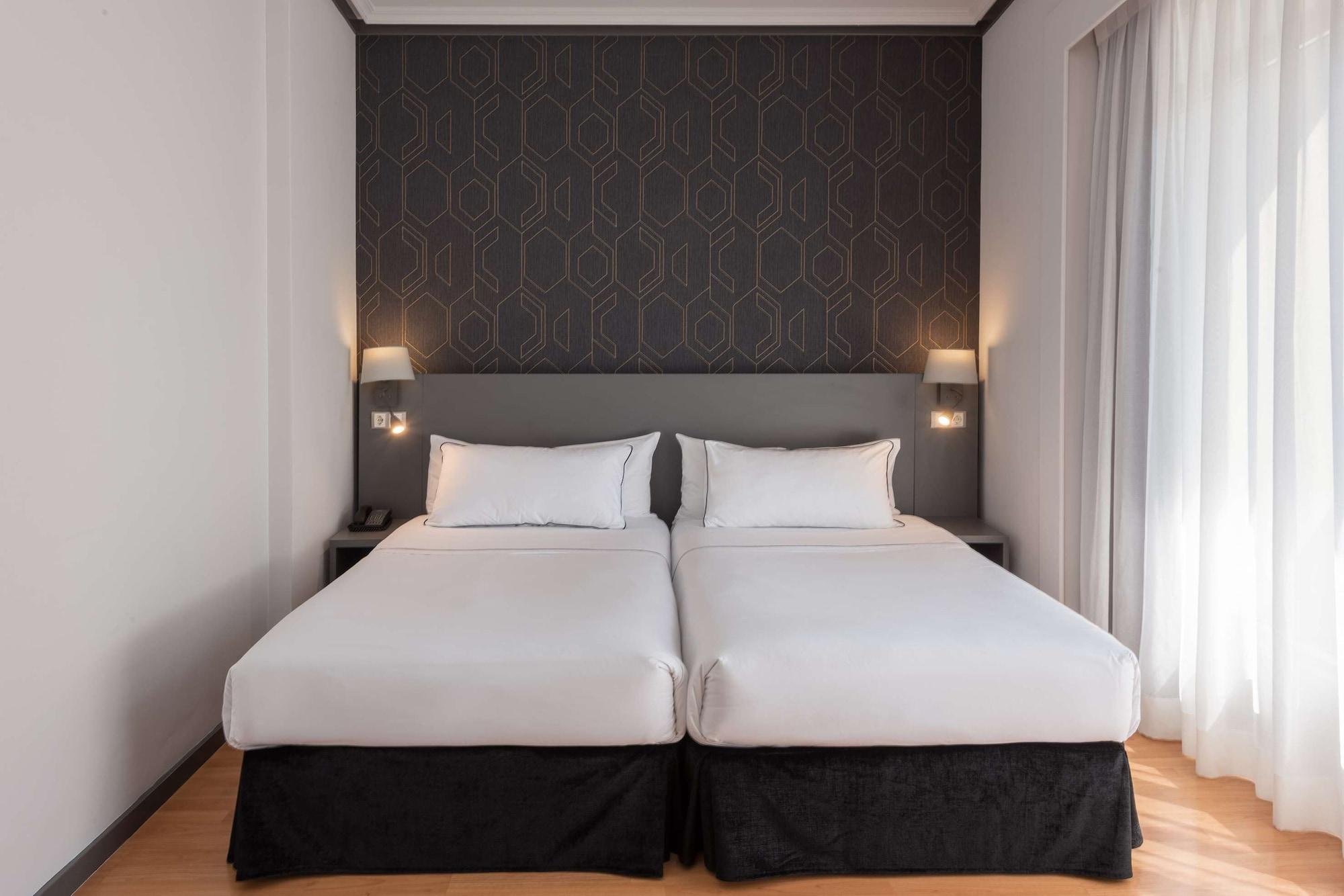 Hotel Madrid Plaza De Espana, Affiliated By Melia Bagian luar foto