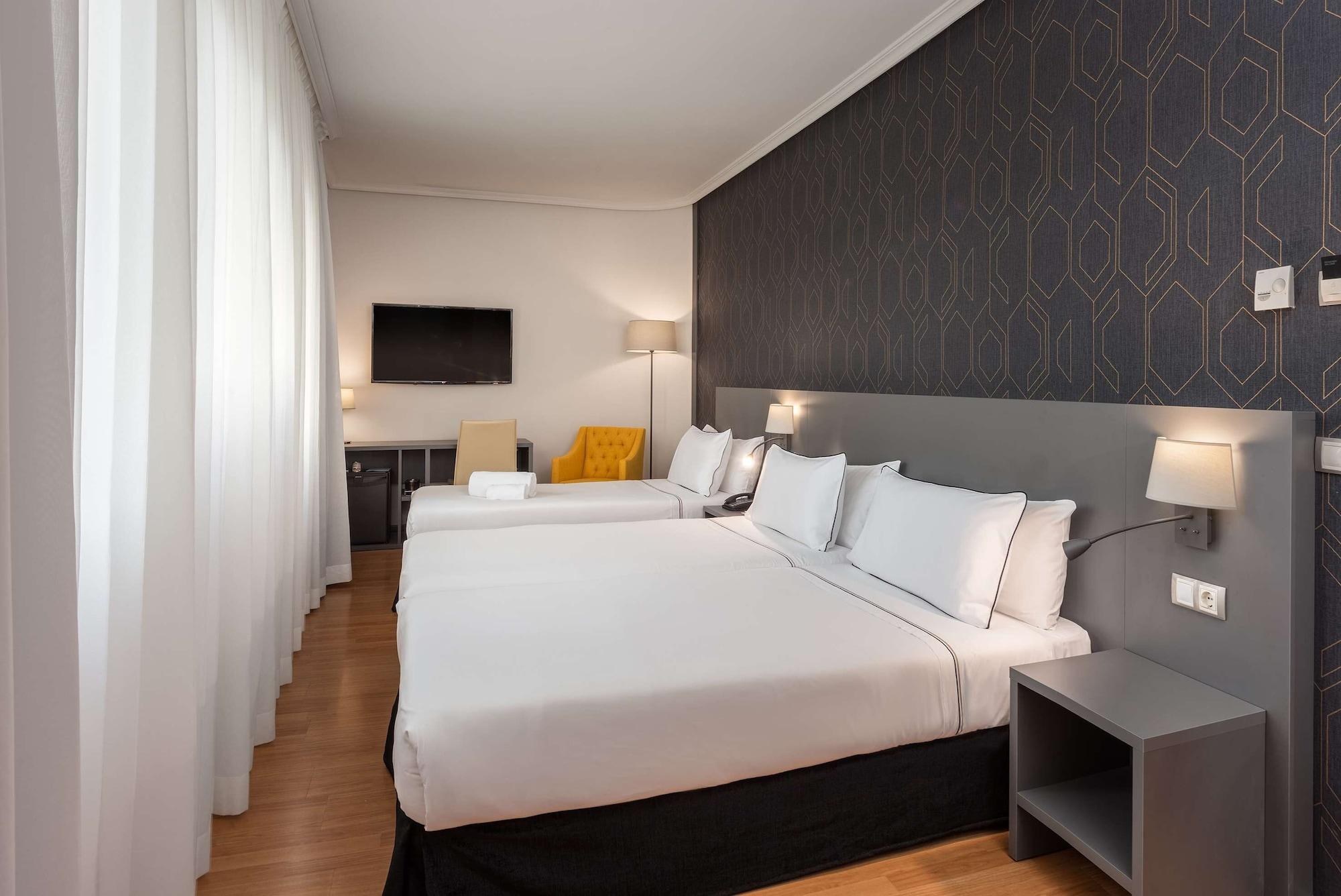 Hotel Madrid Plaza De Espana, Affiliated By Melia Bagian luar foto