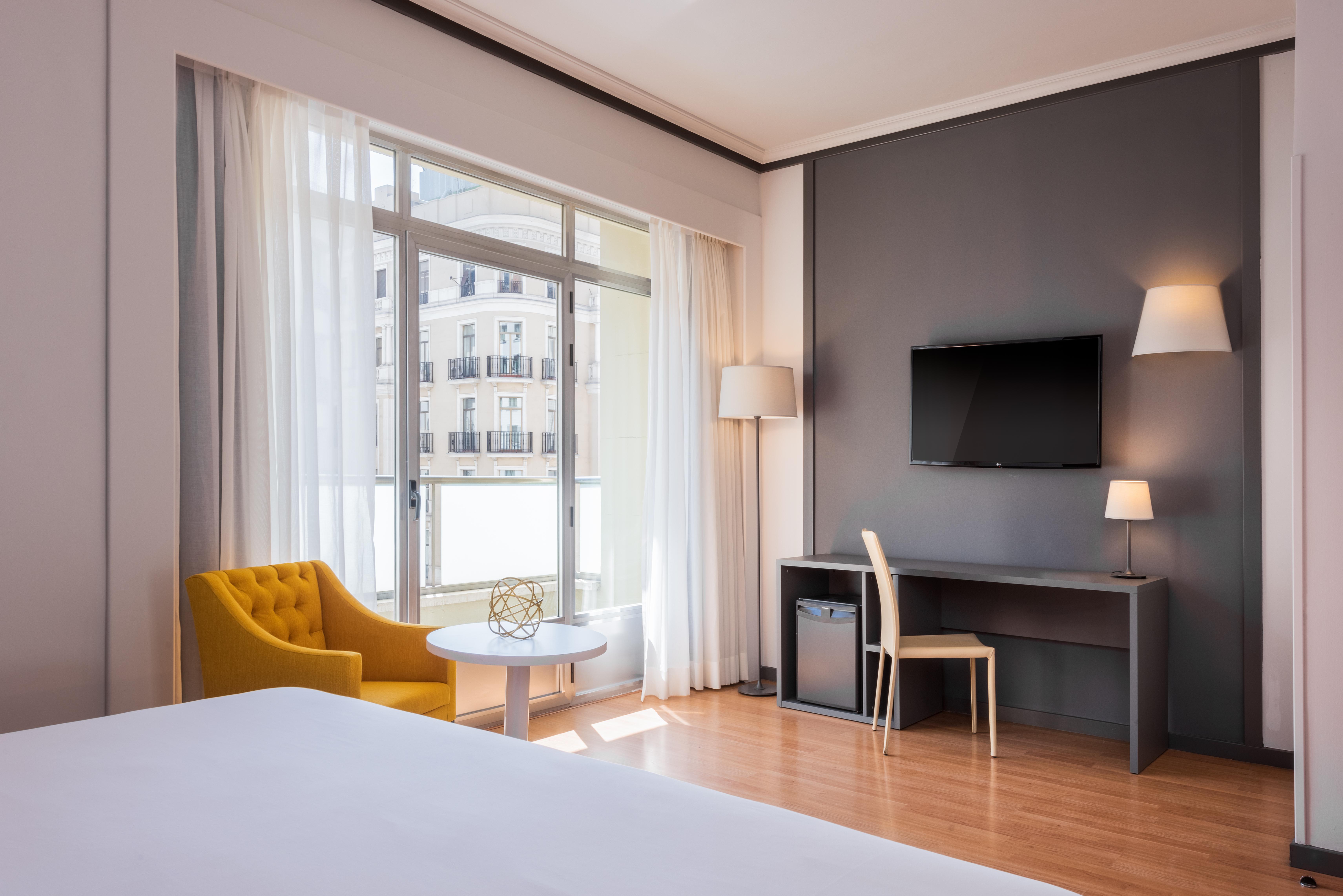 Hotel Madrid Plaza De Espana, Affiliated By Melia Bagian luar foto