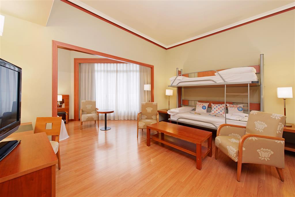 Hotel Madrid Plaza De Espana, Affiliated By Melia Bagian luar foto